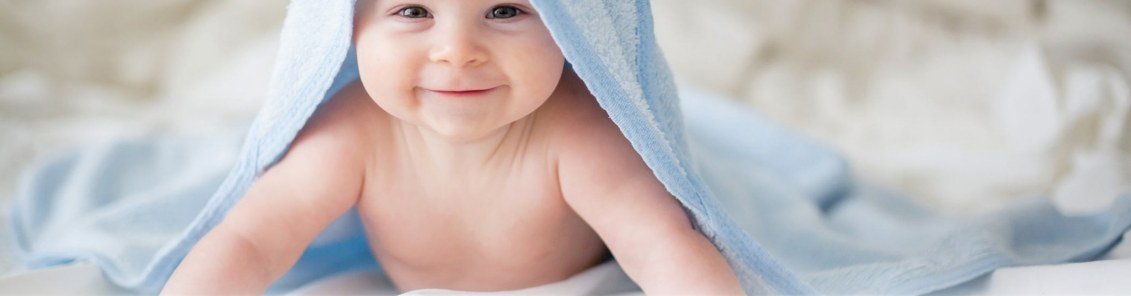 Havluya sarılı gülümseyen bebek
